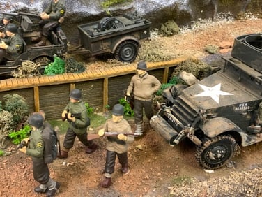 VINTAGE WWII AMERICAN SOLDIERS DIORAMA WITH DISPLAY CASE