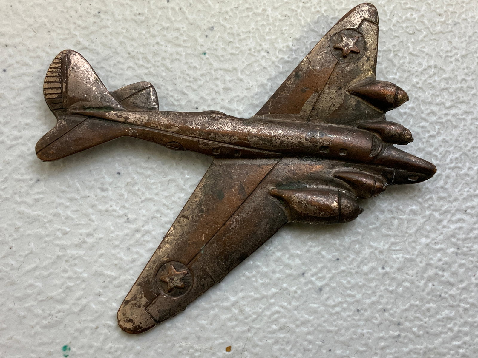 USA WWII B-17 FLYING FORTRESS AIRCRAFT LARGE PIN BADGE: USA WWII B-17 FLYING FORTRESS AIRCRAFT LARGE PIN BADGE. 3 1/4" LONG. RARE.