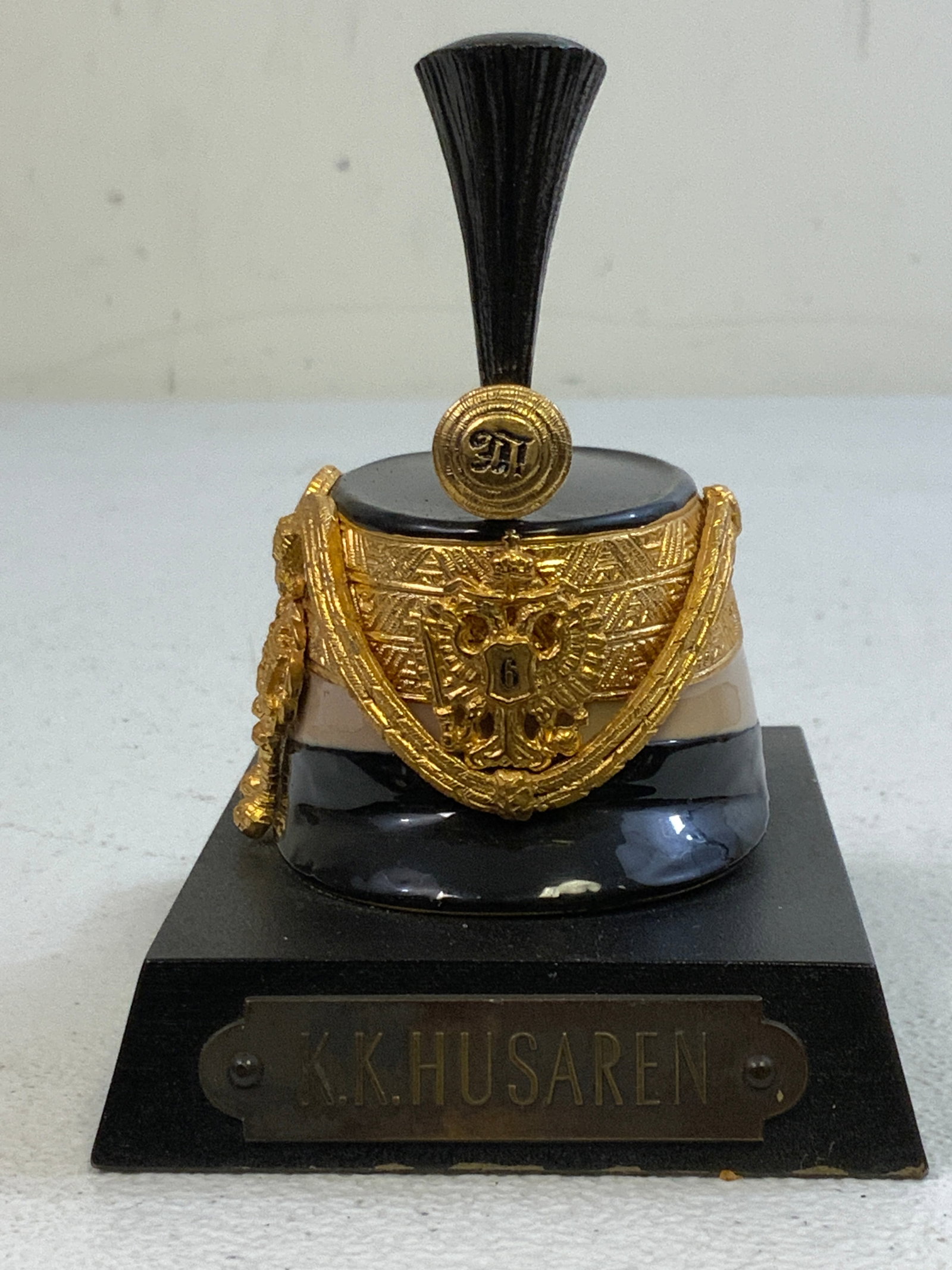 AUSRO HUNGARIAN EMPIRE HUSSAR SHAKO MINIATURE HAT DESK MODEL: AUSRO HUNGARIAN EMPIRE HUSSAR SHAKO MINIATURE HAT DESK MODEL. COMPLETE WITH REMOVABLE PLUMAGE. MOUNTED ON 4 X 3 BASE. 4" TALL WITH PLUM.