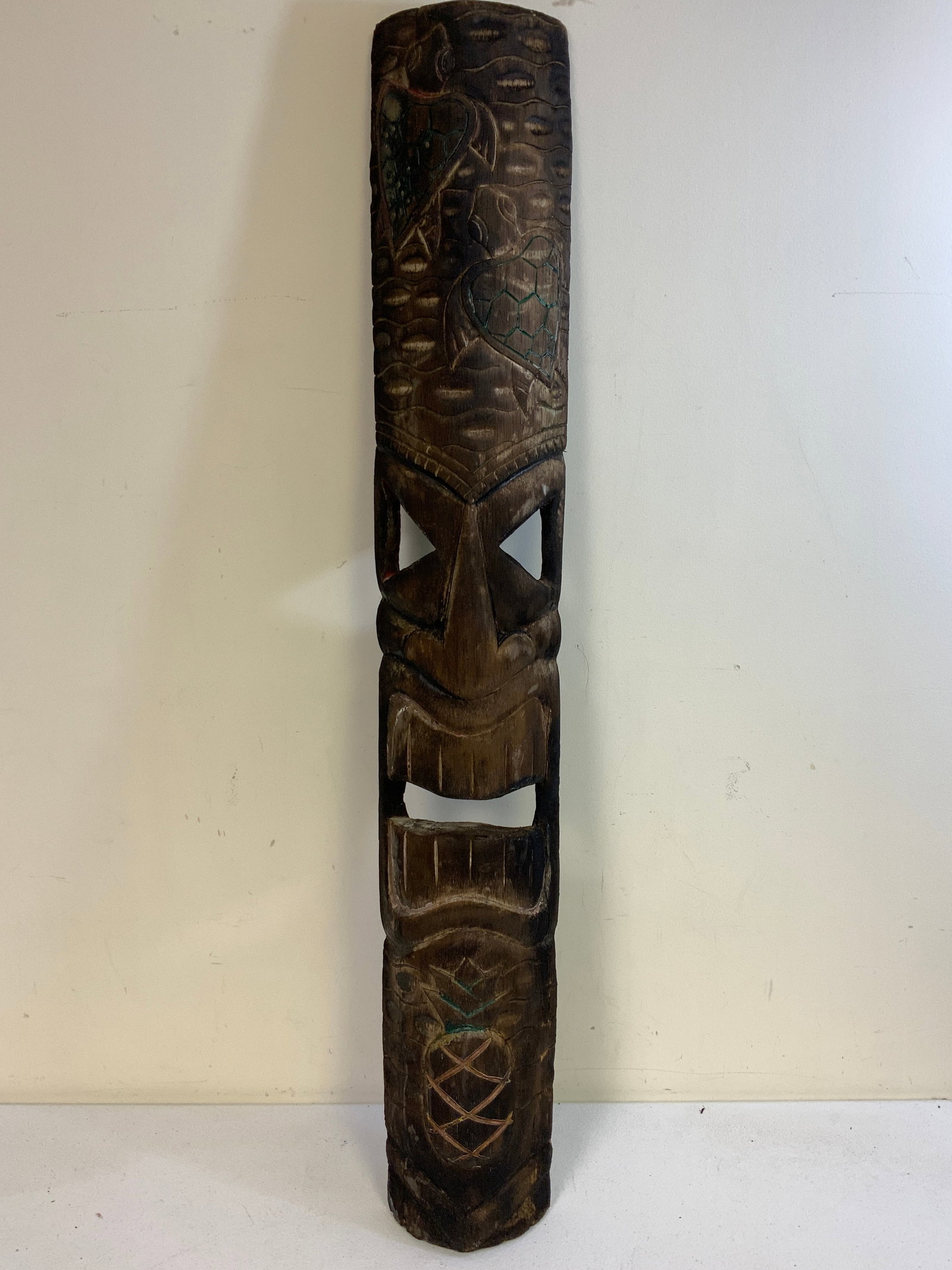 HAWAII VINTAGE CARVED WOOD HAWAIIAN TALL TIKI MASK: HAWAII VINTAGE CARVED WOOD HAWAIIAN TALL TIKI MASK.C.1940. 39"TALL. 6" WIDE. FROM DR. PAUL D WYNN COLLECTION.