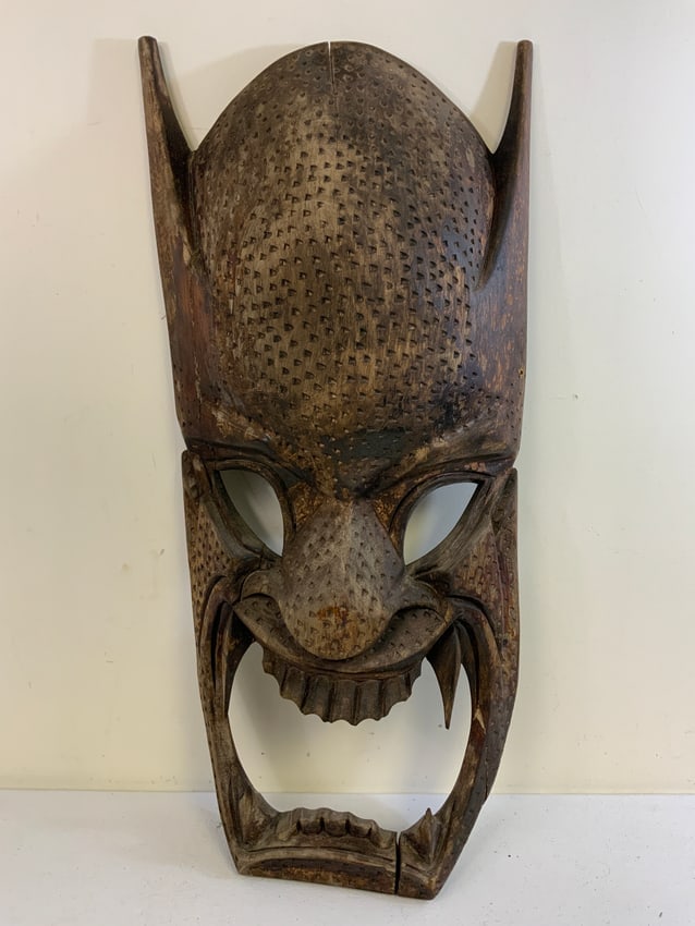 ANTIQUE LARGE JAPANESE BUDIST TEMPLE WOODEN DEMON GUARDIAN MASK: ANTIQUE LARGE JAPANESE BUDIST TEMPLE WOODEN DEMON GUARDIAN MASK. DISPALYS A GREAT AGE. CIRCA 19TH CENTURY BIZEN PROVINCE. LARGE SIZE 31" X 14" GREAT DISPLAY PIECE. FROM DR. PAUL LYNN COLLECTION.