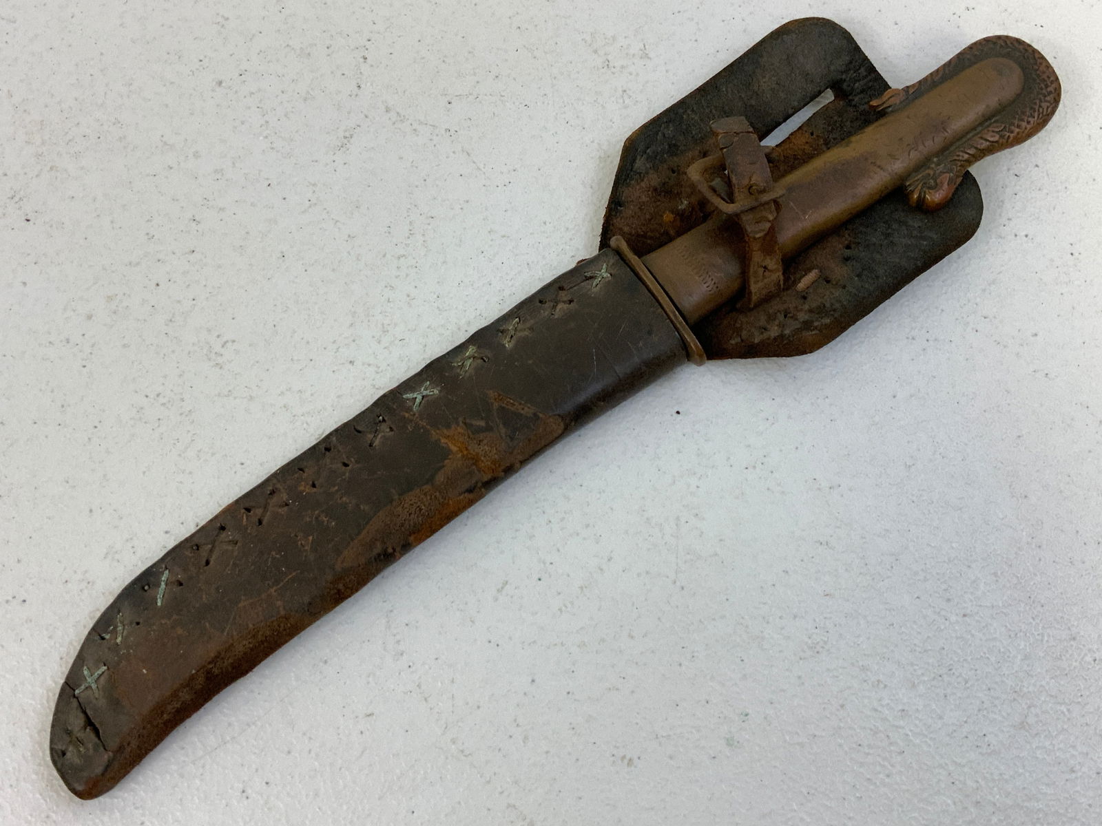 WWII JAPANESE SOLDIERS TRENCH ART FIGHTING DAGGER: WWII JAPANESE SOLDIERS TRENCH ART FIGHTING DAGGER . MADE FROM A BAYONET BLADE AND US NAVY OFFICERS SWORD SCABBARD LOWER FITTING AS A GRIP. COMPLETE WITH LEATHER CARRY SHEET. INSCRIBED WITH CHARACTERS