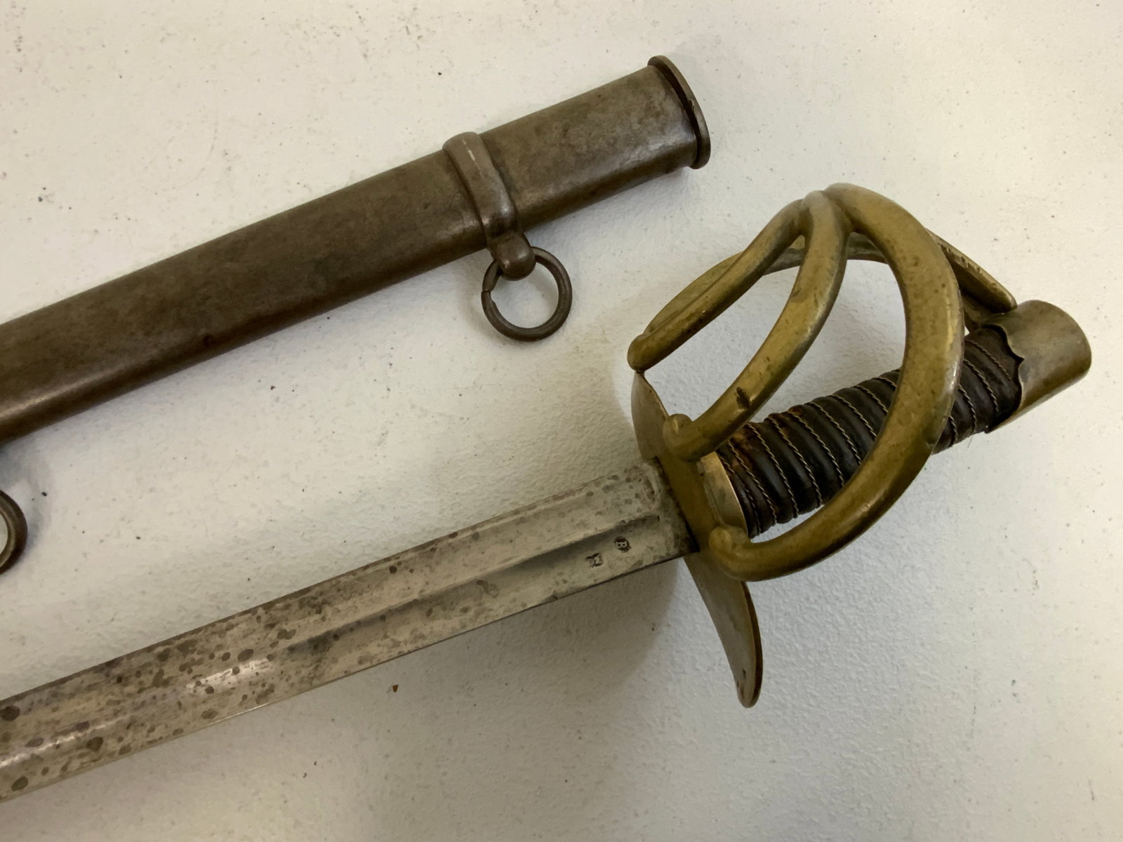 ANTIQUE FRENCH NAPOLEONIC HEAVY CAVALRY CUIRASSIERS TROOPERS SWORD: ANTIQUE FRENCH NAPOLEONIC HEAVY CAVALRY CUIRASSIERS TROOPERS SWORD. HEAVY AND LARGE SWORD. LOND AND WIDE BLADE IS 38" LONG. BRASS FITTINGS WITH ARSENAL MARKS. UNIT MARKED ALSO. BLADE HAS ARSENAL STAMP