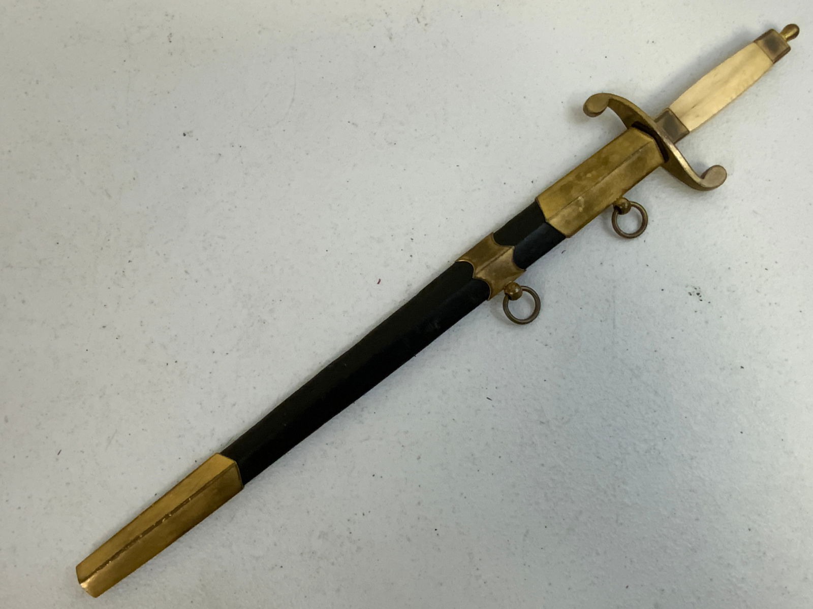 IMPERIAL RUSSIAN NAVY OFFICERS ZLATOUST DAGGER WITH ETCHED BLADE: IMPERIAL RUSSIAN NAVY OFFICERS ZLATOUST DAGGER WITH ETCHED BLADE. VERY NICE LARGE EXAMPLE WITH DIAMOND SHAPE BLADE. ETCHED WITH ZLATOUST MOTIFFS AND ALEXANDER II CYPHER. BRASS GILDED FITTINGS WITH NIC