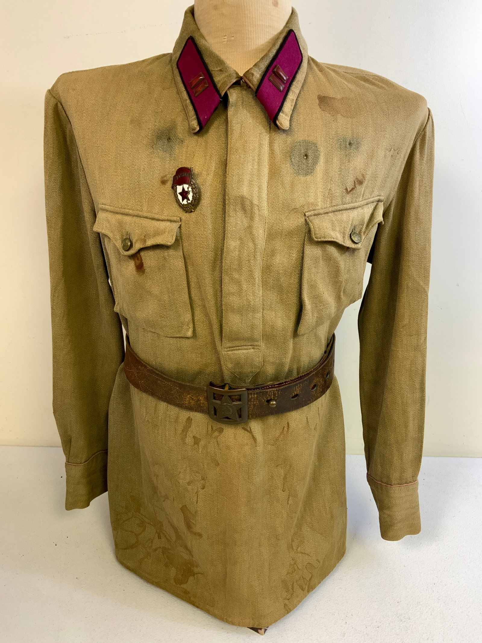 WWII USSR SOVIET RUSSIAN M35 ARMY POLITICAL COMMISSAR OFFICER UNIFORM SHIRT AND BELT: WWII USSR SOVIET RUSSIAN M35 ARMY POLITICAL COMMISSAR OFFICER UNIFORM SHIRT AND BEL. RARE WELL USED EXAMPLE. STAINES AND WEAR THRU OUT. COMMISSAR STARS TO THE SLEEVES. COMES WITH LEATHER OFFICERS BELT