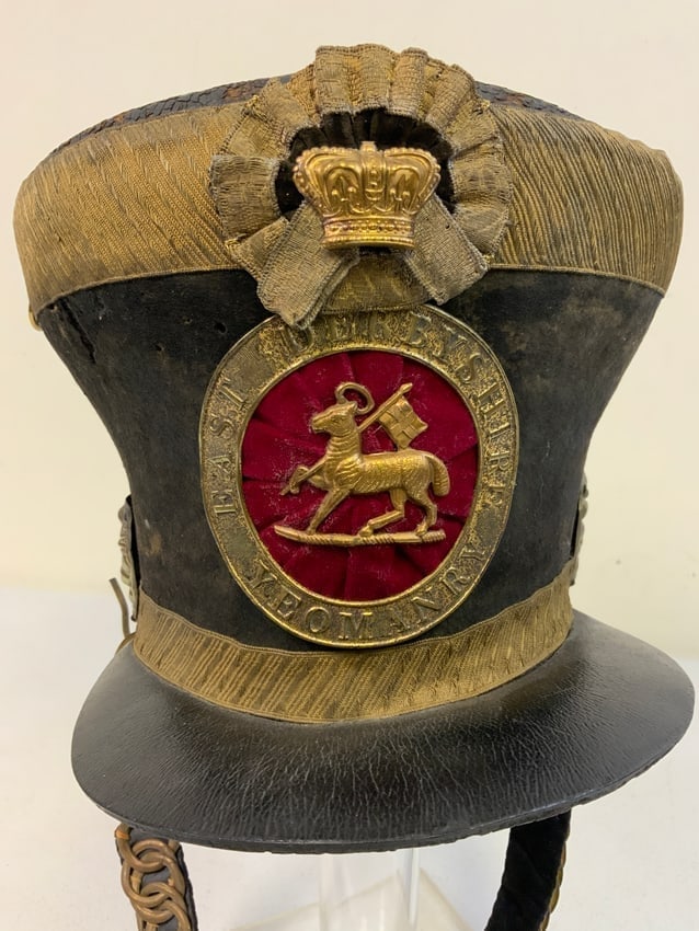 ANTIQUE BRITISH 14TH KINGS HUSSARS BELL TOP SHAKO TALL HAT: ANTIQUE BRITISH 14TH KINGS HUSSARS BELL TOP SHAKO TALL HAT. ERALY 19TH CENTURY . SHOWS GREAT AGE BUT STILL IN VERY GOOD CONDITION. COMPLETE WITH BRASS CHIN STRAP. MAKER LABEL INSIDE . VERY RARE !