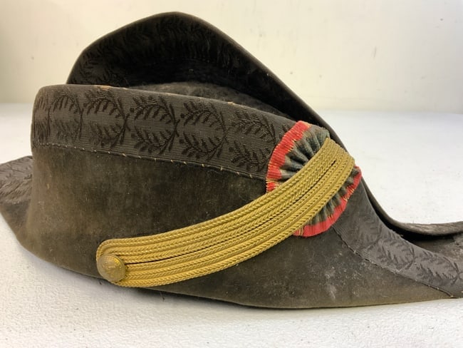 ANTIQUE FRENCH BICORNE HAT: ANTIQUE FRENCH BICORNE HAT. 19th CENTURY . GREAT CONDITION FOR ITS AGE. NICE PARIS MAKER MARK INSIDE .