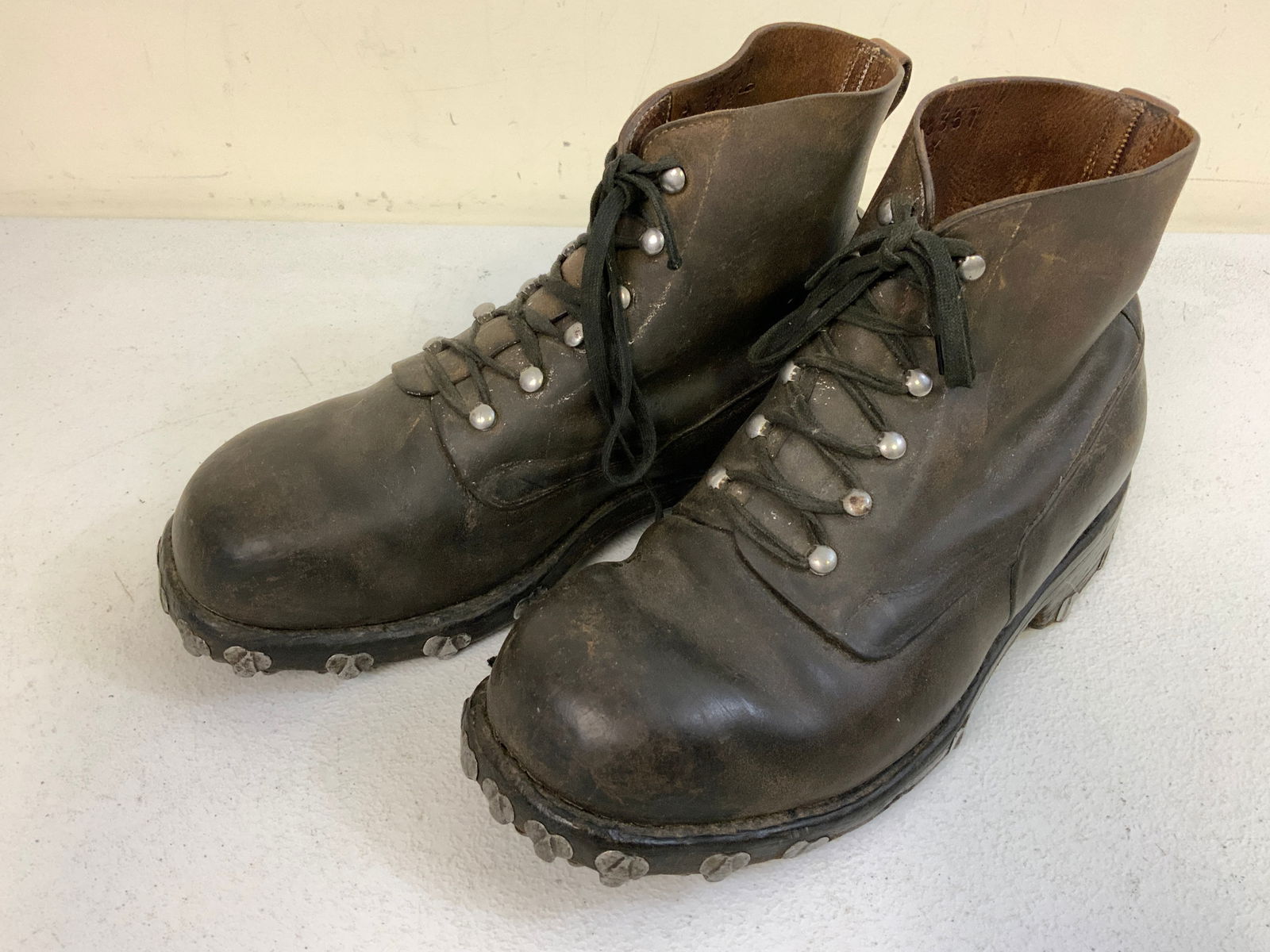 WWII GERMAN ARMY MOUNTAIN TROOPS GEBIRGSJAGER HOBNAIL BOOTS: WWII GERMAN ARMY MOUNTAIN TROOPS GEBIRGSJAGER HOBNAIL BOOTS. VERY GOOD CONDITION.