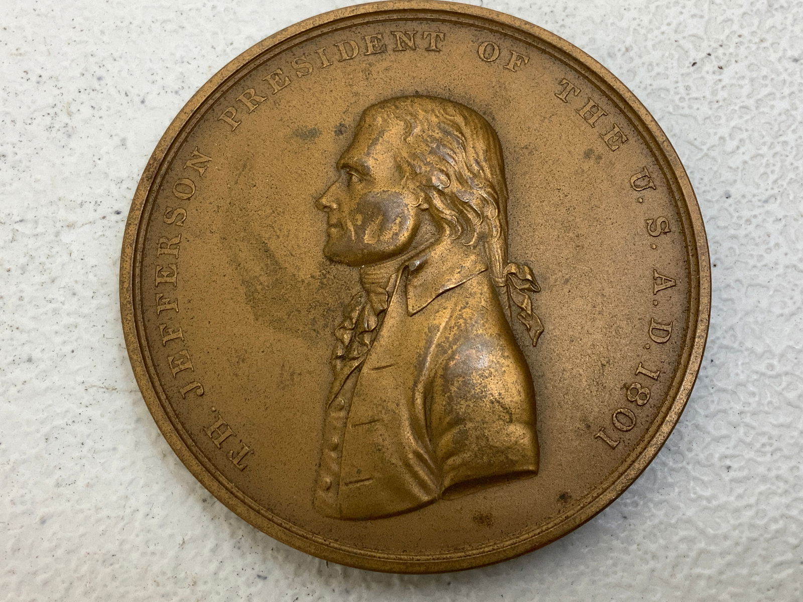 USA PRESIDENT THOMAS JEFFERSON PEACE AND FRIENDSHIP BRONZE MEDAL: USA PRESIDENT THOMAS JEFFERSON PEACE AND FRIENDSHIP BRONZE MEDAL. LARGE SIZE 3" DIAM. SOME WEAR AND PATINA.