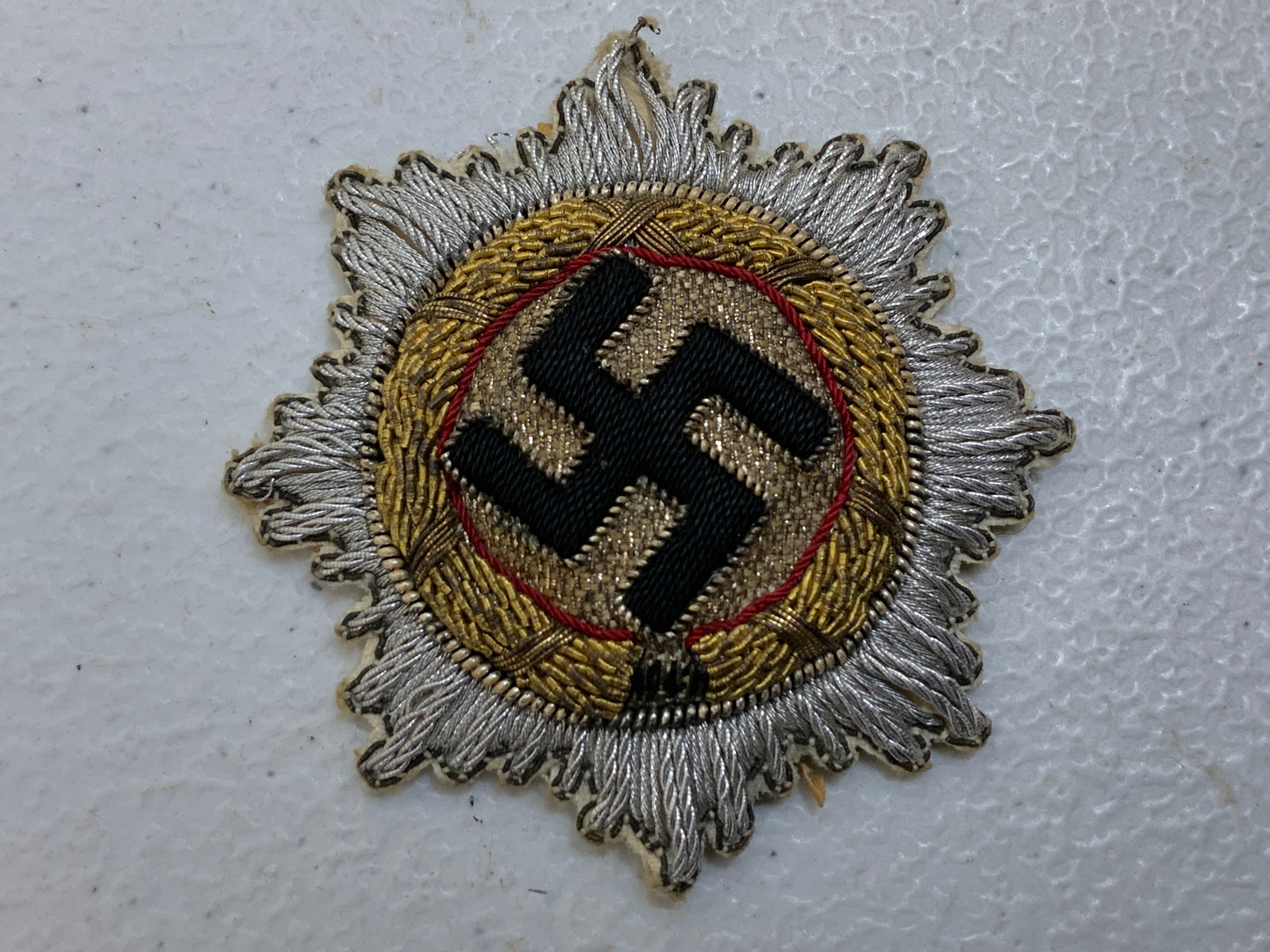 GERMANY THIRD REICH WWII 1941 GERMAN CROSS IN GOLD RARE CLOTH VARIATION: GERMANY THIRD REICH WWII 1941 GERMAN CROSS IN GOLD RARE CLOTH VARIATION WITH WHITE BACKGROUND. BEAUTIFUL HAND EMBROIDERY. FOR SUMMER WHITE UNIFORM TUNIC. HAS BEEN USED .