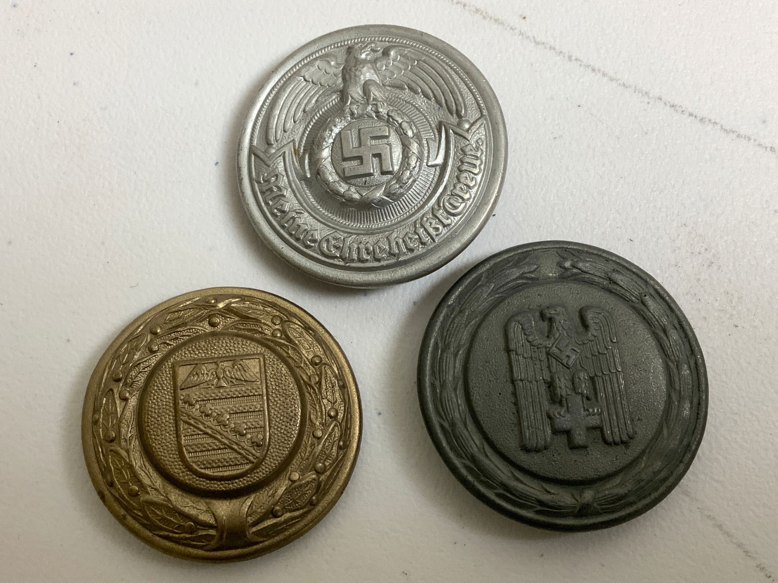 WW2 GERMAN RED CROSS , SS , FIRE OFFICERS BELT BUCKLES: WW2 GERMAN RED CROSS , SS , FIRE OFFICERS BELT BUCKLES. SS AND RED CROSS HAS DAMAGES WITH BROCKEN PARTS ON THE BACK.