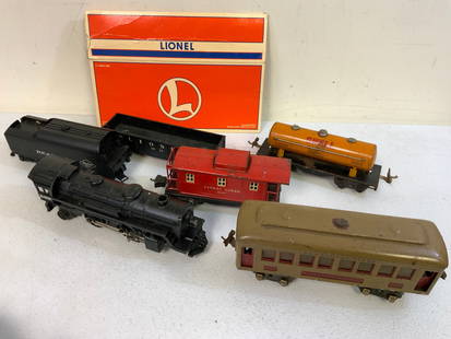VINTAGE LIONEL TRAIN STEAM LOCOMOTIVE O GAUGE TRAIN LOT: VINTAGE LIONEL TRAIN STEAM LOCOMOTIVE O GAUGE TRAIN LOT. WELL USED. LIONEL DISPLAY BOX ON THE BACKGROUND IS NOT INCLUDED.