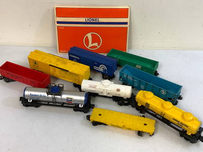 VINTAGE LIONEL TRAIN  O GAUGE TRAIN CARS LOT: VINTAGE LIONEL TRAIN O GAUGE TRAIN CARS LOT. WELL USED. LIONEL DISPLAY BOX ON THE BACKGROUND IS NOT INCLUDED.