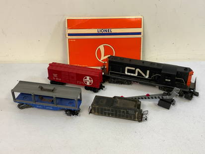 VINTAGE LIONEL TRAIN ENGINE O GAUGE AND TRAIN CARS LOT: VINTAGE LIONEL TRAIN ENGINE O GAUGE AND TRAIN CARS AND PARTS LOT. WELL USED. LIONEL DISPLAY BOX ON THE BACKGROUND IS NOT INCLUDED.
