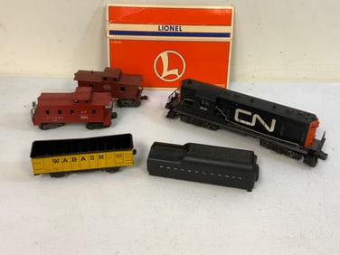 VINTAGE LIONEL TRAIN ENGINE O GAUGE AND TRAIN CARS LOT