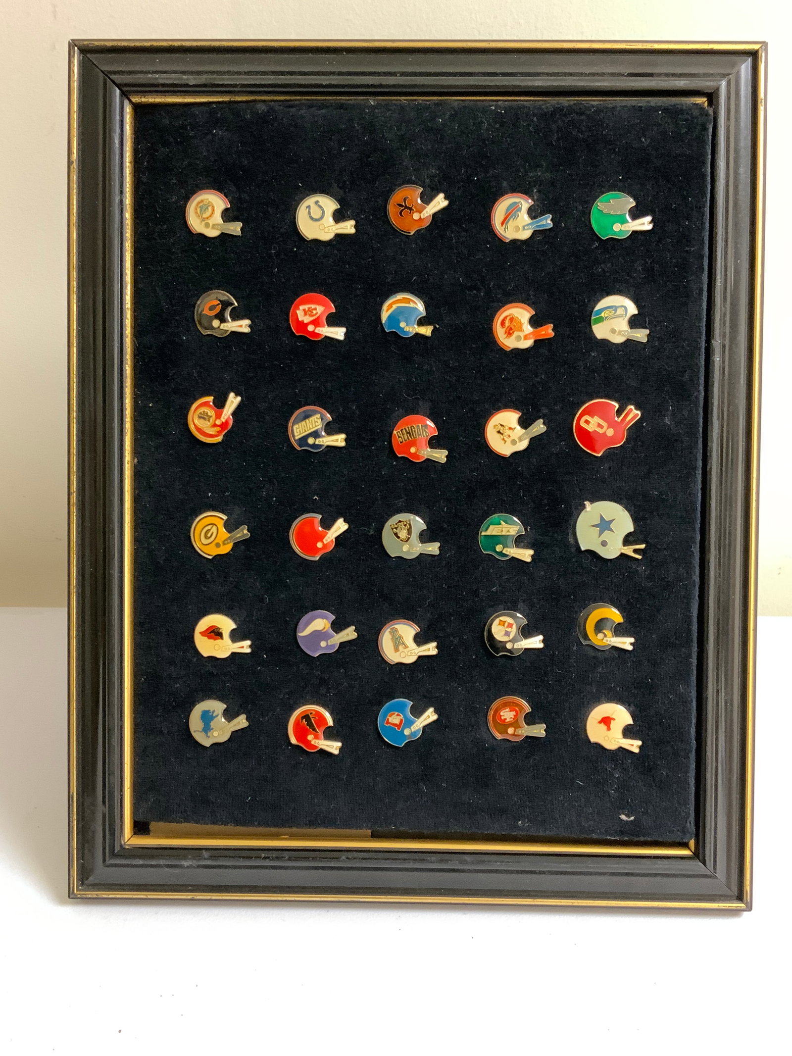 USA FOOTBALL TEAMS HELMETS FRAMED PIN SET: USA FOOTBALL TEAMS HELMETS FRAMED PIN SET . 10 X 13 .
