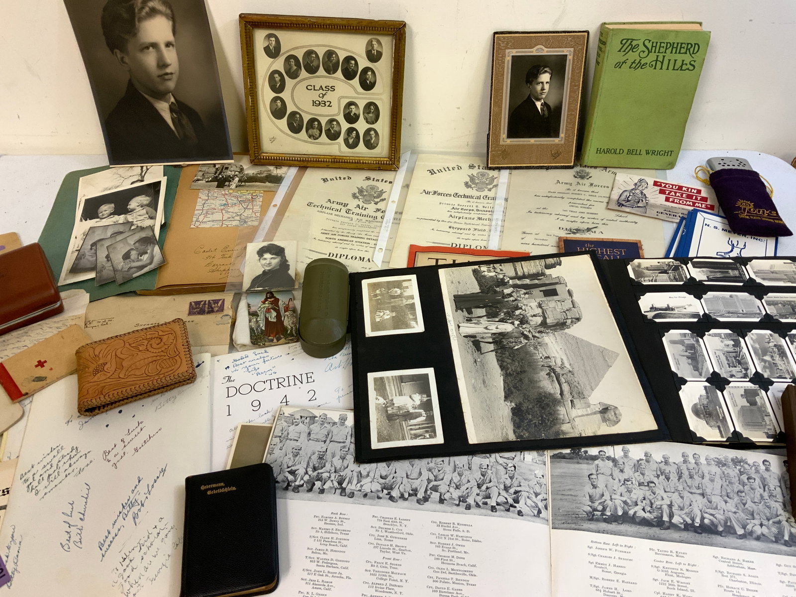 WWII US GI AMERICAN ARMY AIR FORCES VETERAN'S LARGE LOT OF PERSONAL ITEMS AND EPHEMERA: WWII US GI AMERICAN ARMY AIR FORCES VETERAN'S LARGE LOT OF PERSONAL ITEMS AND EPHEMERA. ALL CONNECTED TO THE SAME VETERAN. PICTURES , BOOKS , ALBUMS . LETERS , DOCCUMENTS AND PESONAL ITEMS. GREAT LOT.