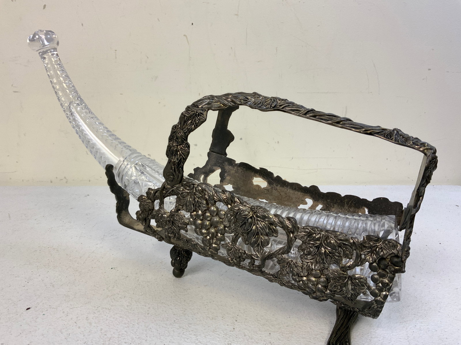 VINTAGE USSR GEORGIAN CRYSTAL DRINKING HORN WITH STAND: VINTAGE USSR GEORGIAN CRYSTAL DRINKING HORN WITH STAND . BEAUTIFUL DECORATED CUR CRYSTAL HORN 15" LONG. SILVER PLATED METAL STAND WITH DECORATIONS. GREAT DISPLAY PIECE.