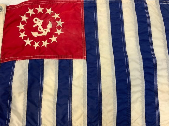USA VINTAGE UNITED STATES YACHT ENSIGN: USA VINTAGE UNITED STATES YACHT ENSIGN. GOOD WELL WORN CONDITION. 18 X 13 SIZE. COMPLETE WITH ATTACHUNG CLIPS.