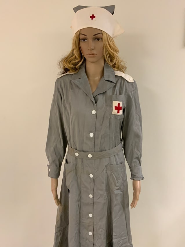 UNITED STATES WWII ERA AMERICAN FEMALE MEDIC NURSE UNIFORM: UNITED STATES WWII ERA AMERICAN FEMALE MEDIC NURSE UNIFORM . CIRCA 1940'S .MANIKIN IS NOT INCLUDED.