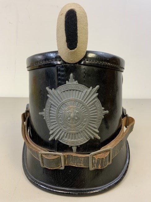 WWI IMPERIAL GERMAN PRUSSIAN GUARD M1915 JAGER SHAKO HELMET: WWI IMPERIAL GERMAN PRUSSIAN GUARD M1915 JAGER SHAKO LEATHER HELMET. GREAT EXAMPLE . NICE CLEAN AND COMPLETE. RARE AS SUCH .