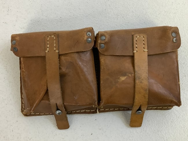 WWII GERMAN MILITARY G43 K43 MAGAZINE POUCH: WWII GERMAN MILITARY G43 K43 MAGAZINE POUCH/ LATE WAR 1944 MARKED. GREAT USED CONDITION . BROWN LEATHER.