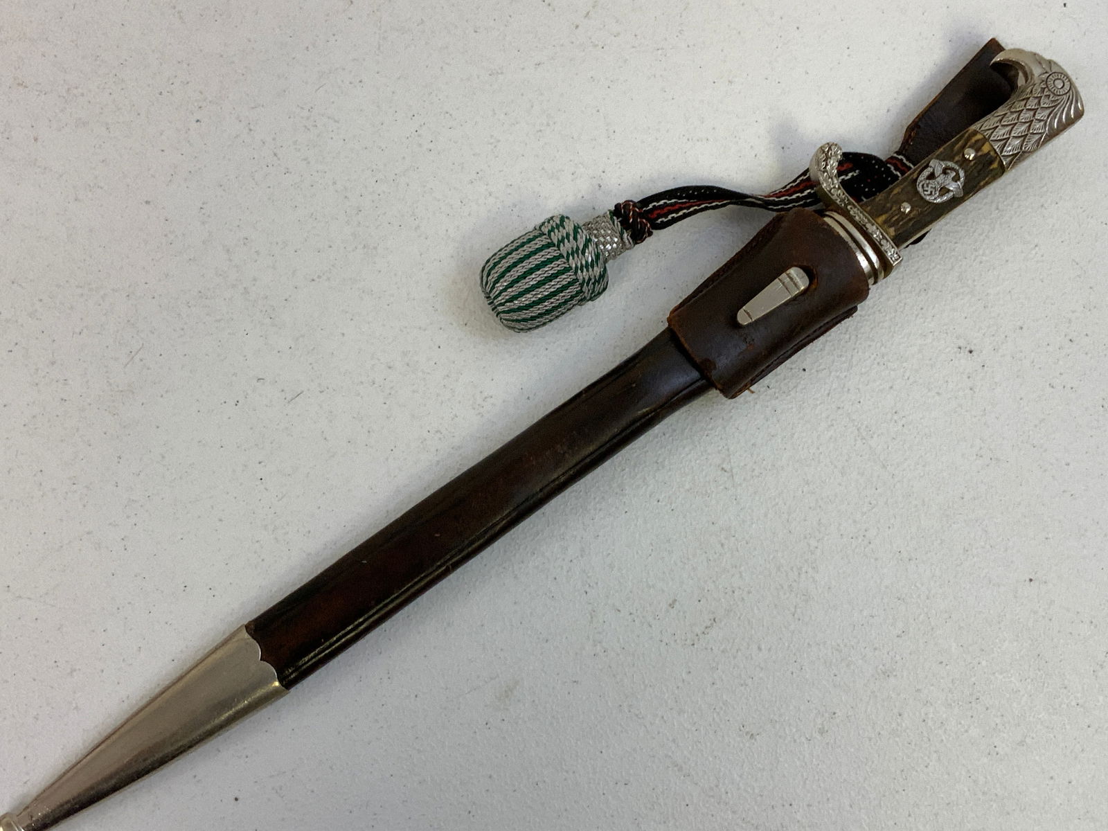 GERMANY THIRD REICH POLICE BAYONET: GERMANY THIRD REICH POLICE BAYONET, GREAT CONDITION EICKHORN MARKED BAYONET. RURAL POLICE IN BROWN LEATHER. MATCHING POLICE UNIT MUMBERS ON SCABARD AND BAYONET. ORIGINAL KNOT. GREAT EXAMPLE.