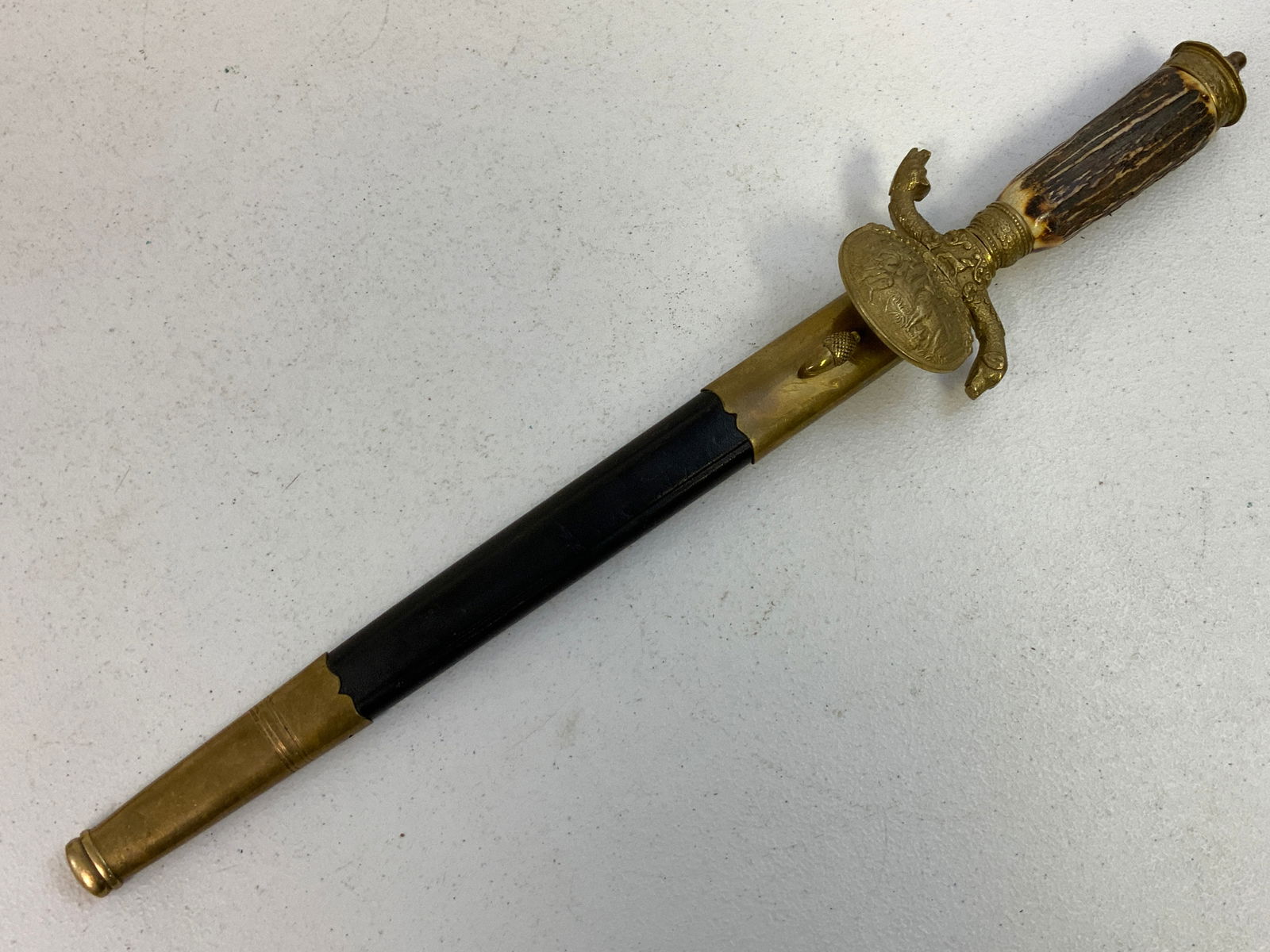 GERMANY HIRSCHFANGER GERMAN HUNTING FORESTRY DAGGER: GERMANY HIRSCHFANGER GERMAN HUNTING FORESTRY DAGGER. GREAT CONDITION DAGGER WITH ETCHED BLADE. MADE BY WEYERSBERG SOLINGEN. STAG GRIP. BRASS FITTINGS. NICE EXAMPLE. 20" LONG WITH 13" LONG BLADE.