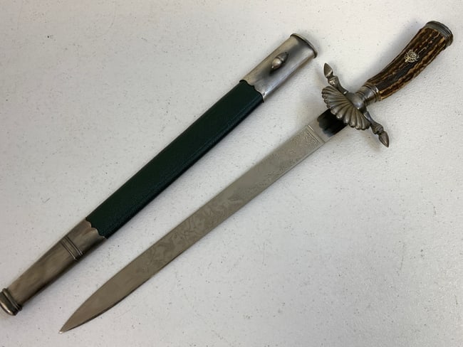 GERMANY HIRSCHFANGER GERMAN HUNTING FORESTRY ASSOCIATION DAGGER E & F HORSTER: GERMAN HUNTING ASSOCIATION DAGGER E & F HORSTER. BEAUTIFUL PIECE. MINT ETCHED BLADE WITH HUNTING MOTTIFS. HUNTING ASSOCIATION INSIGNIA ON THE STAG GRIP.COMPLETE WITH SCABBARD. OVERALL NEAR MINT CONDIT