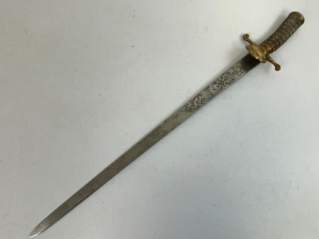 ANTIQUE GERMAN HUNTING DAGGER SHORT SWORD HIRSCHFANGER WITH ENGRAVED BLADE: ANTIQUE GERMAN HUNTING DAGGER SHORT SWORD HIRSCHFANGER WITH ENGRAVED BLADE. CIRCA MID 19TH. CENTURY. NICE EXAMPLE. 27" LONG WITH 21" LONG BLADE.