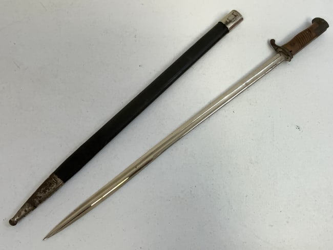 ANTIQUE IMPERIAL GERMAN S 1898 QUILLBACK GEW 98 BAYONET: ANTIQUE IMPERIAL GERMAN S 1898 QUILLBACK GEW 98 BAYONET VERY NICE EXAMPLE WITH ORIGINAL SCABBARD. NICKEL PLATED BLADE WITH NO MARKINGS.PRIVATE PURCHASE. 26 1/2"LONG WITH 20 1/2" LONG BLADE.