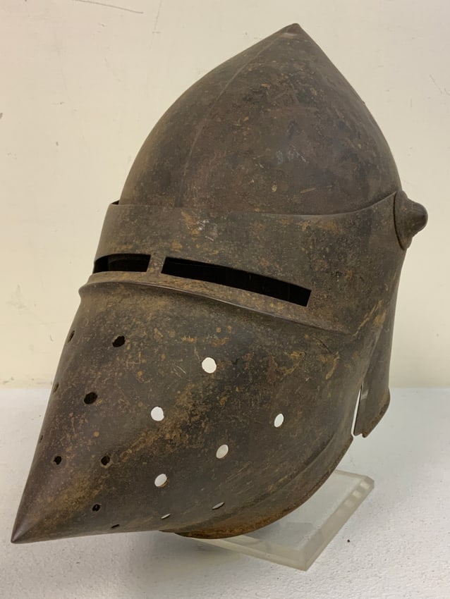 ANTIQUE VICTORIAN COPY OF MEDIEVAL PIG FACE BASCINET KNIGHTS HELMET: ANTIQUE VICTORIAN COPY OF MEDIEVAL PIG FACE BASCINET KNIGHTS HELMET. VERY HIGH QUALITY MADE. SHOWS GREAT AGE. BEAUTIFUL HELMET TO DISPLAY .