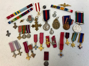 GREAT BRITAIN AND CANADA LARGE LOT OF MILITARY AWARD MEDALS