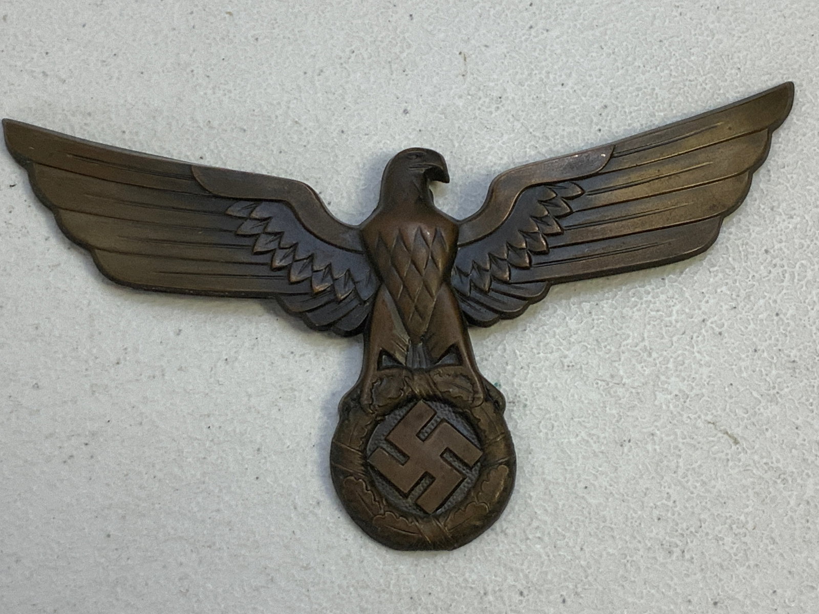 GERMANY THIRD REICH NSDAP STANDART BEARERS GORGET EAGLE: GERMANY THIRD REICH NSDAP STANDART BEARERS GORGET EAGLE. 7 1/4 X 3 1/2 SIZE. BROKEN OFF THE GORGET.