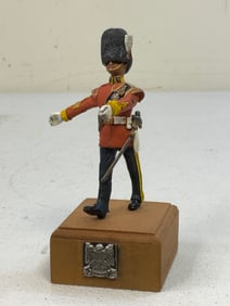 UK MARCHING GUARD LEAD FIGURINE ON WOODEN STAND