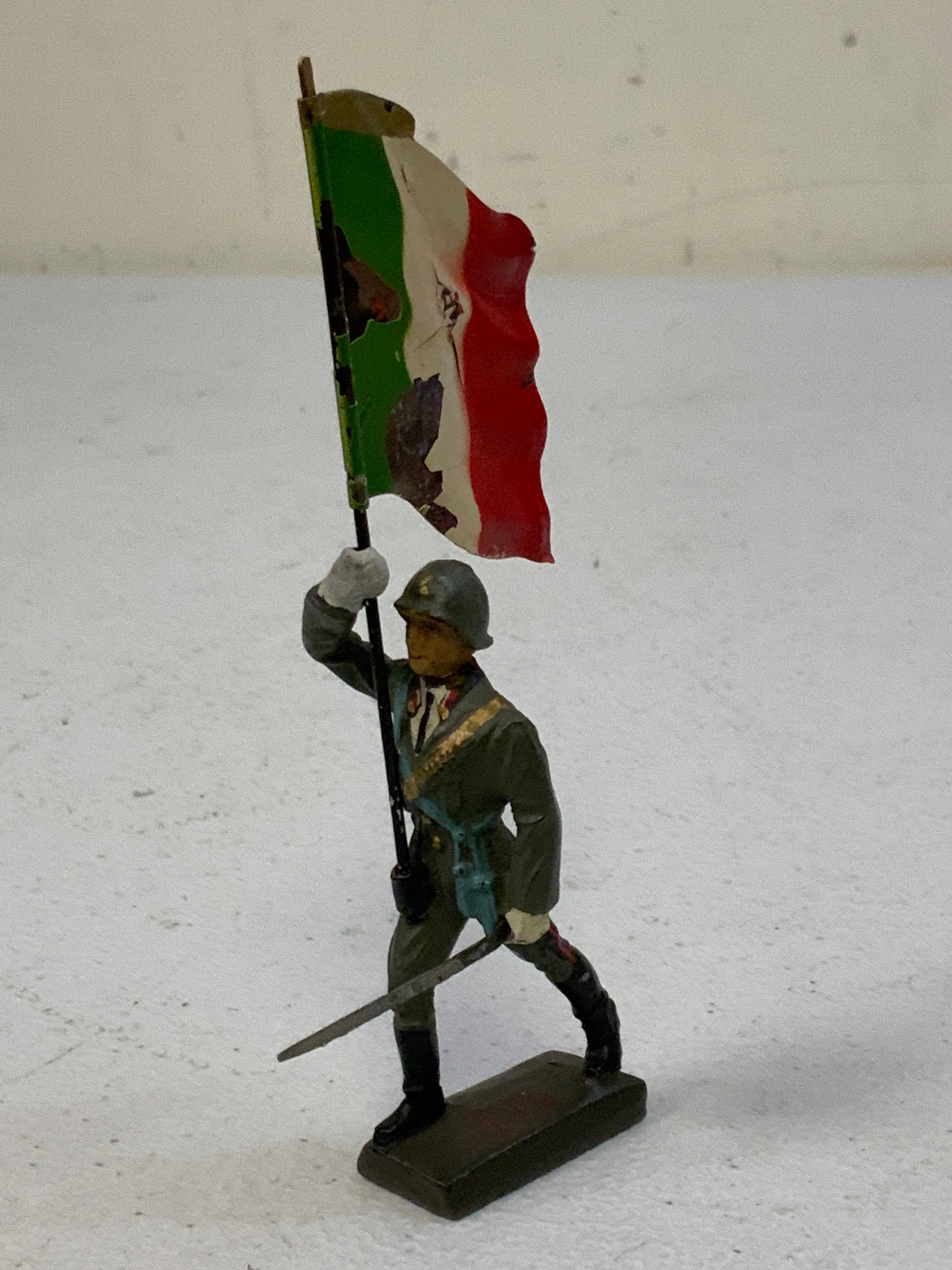 GERMAN NAZI PERIOD LINEOL / ELASTOLIN TOY SOLDIER ITALIAN ARMY STANDART BEARER: GERMAN NAZI PERIOD LINEOL / ELASTOLIN TOY SOLDIER ITALIAN ARMY STANDART BEARER