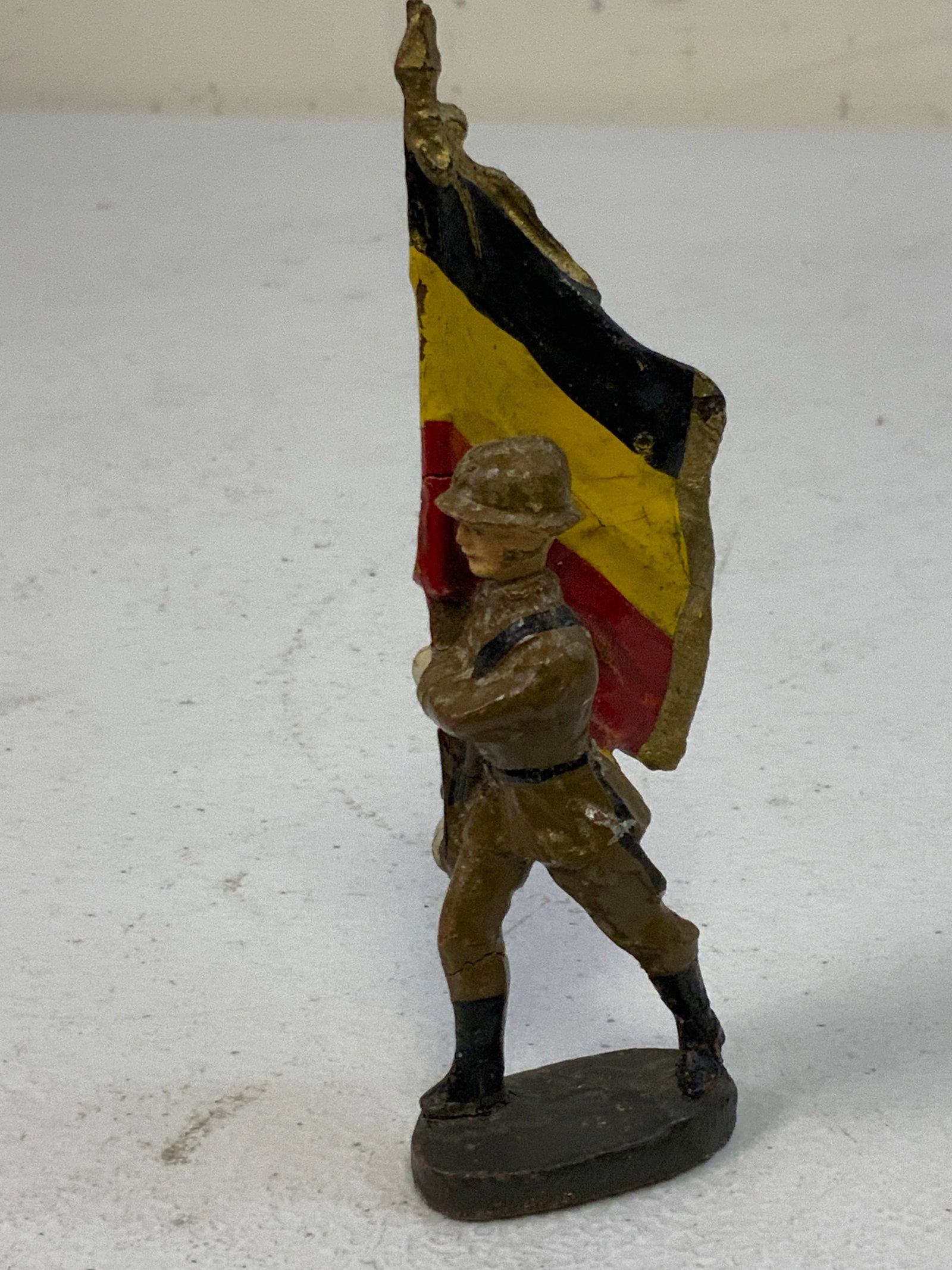 GERMAN NAZI PERIOD LINEOL / ELASTOLIN TOY SOLDIER BELGIAN ARMY STANDART BEARER: GERMAN NAZI PERIOD LINEOL / ELASTOLIN TOY SOLDIER BELGIAN ARMY STANDART BEARER