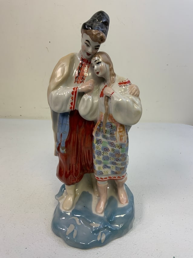 UKRAINE USSR VINTAGE UKRAINIAN COUPLE PORCELAIN STATUE: UKRAINE USSR VINTAGE UKRAINIAN COUPLE PORCELAIN STATUE.1970'S.GREAT CONDITION, NO CRACKS. 11"TALL.