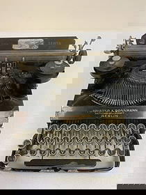 ANTIQUE GERMAN SENTA FRISTER & ROSSMANN PORTABLE TYPEWRITER: ANTIQUE GERMAN 1920'S SENTA FRISTER & ROSSMANN PORTABLE TYPEWRITER . NICE LOOKING TYPEWRITER SMALL SIZE AND USED IN 1920-40'S ALL OVER GERMANY . POPULAR MODEL OF THAT TIME AS IT WAS ONE OF THE SMALLES