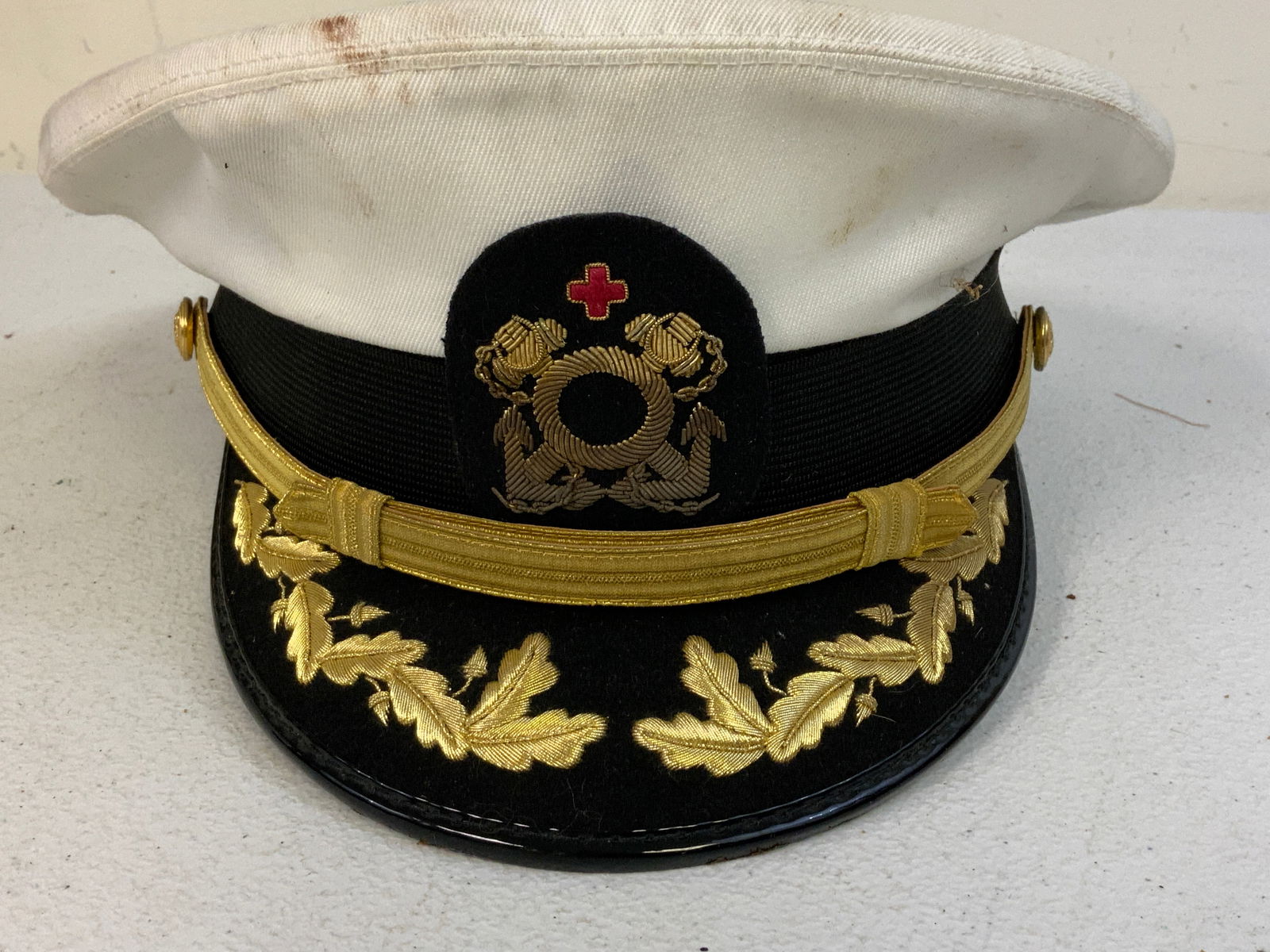 RARE US NAVY MEDICAL CORPS HIGH RANKING OFFICER VISOR HAT: RARE US NAVY MEDICAL CORPS HIGH RANKING OFFICER VISOR HAT. GOOD CONDITION WITH SOME WEAR AND DIRT.