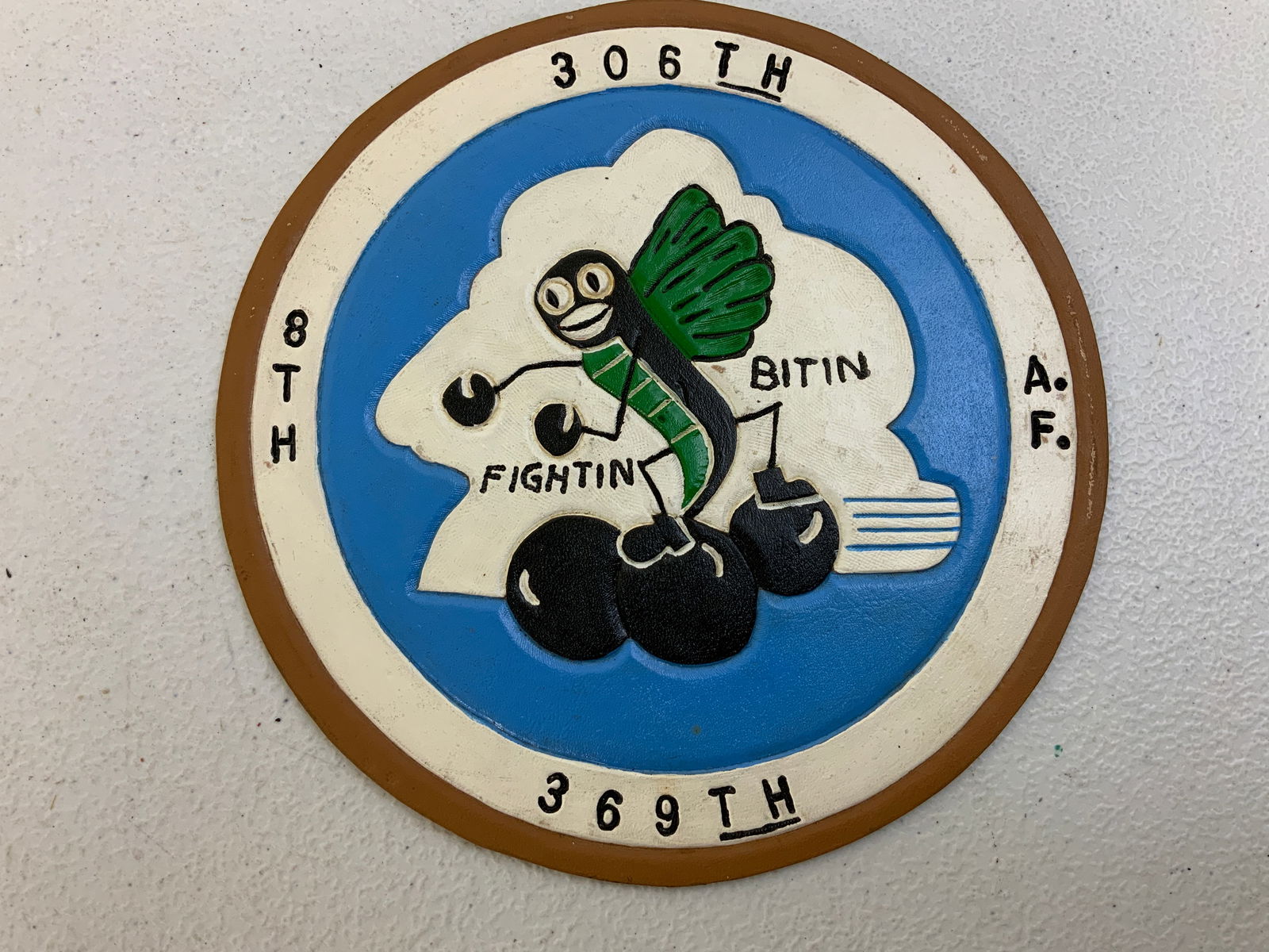 US WWII 8TH AIR FORCE 369th AND 306th BOMBARDMENT GROUP LARGE LEATHER PATCH: US WWII 8TH AIR FORCE 369th AND 306th BOMBARDMENT GROUP LARGE LEATHER PATCH. GREAT CONDITION. UNUSED. 6 1/2 DIAM. SIZE.