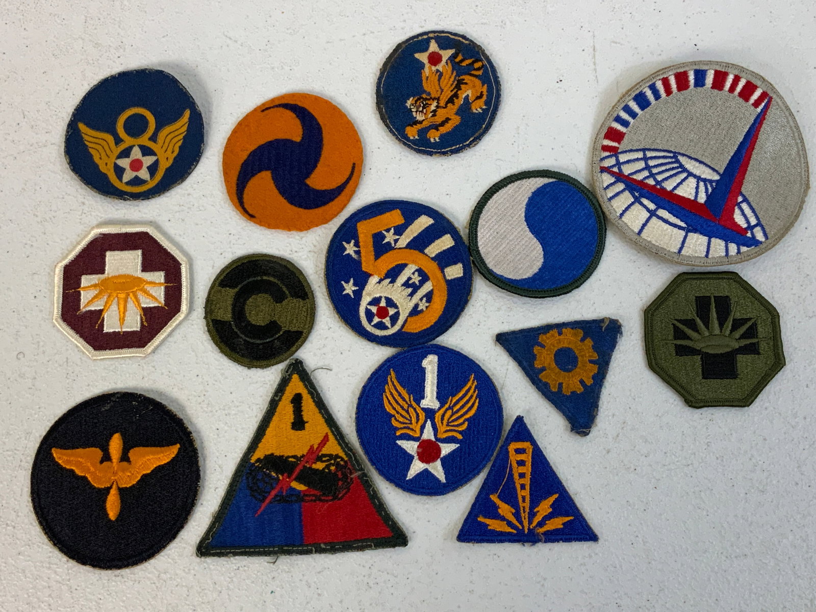 US WWII LOT OF MILITARY PATCHES: US WWII LOT OF MILITARY PATCHES