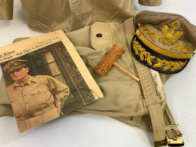US GENERAL DOUGLAS MACARTHUR UNIFORM GROUPING MUSEUM QUALITY HISTORICAL REPRODUCTION: US GENERAL DOUGLAS MACARTHUR UNIFORM GROUPING MUSEUM QUALITY HISTORICAL REPRODUCTION.THIS WAS ON DISPLAY AT THE NATIONAL FREEDOM MUSEUM AND SOLD WHEN THEY LIQUIDATED THE WWII COLLECTION. US GENERAL DO