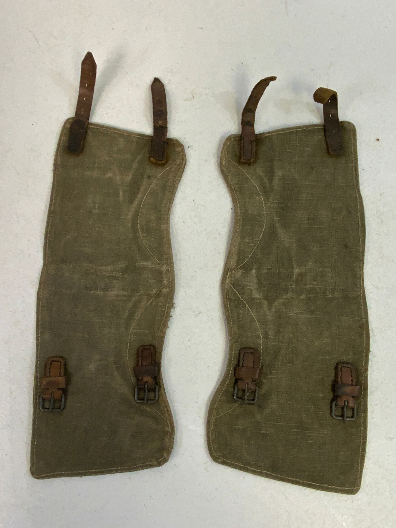 WWII GERMAN MILITARY MATCHED PAIR OF GAITERS: WWII GERMAN MILITARY MATCHED PAIR OF GAITERS.CANVAS AND LEATHER . GREAT CONDITION