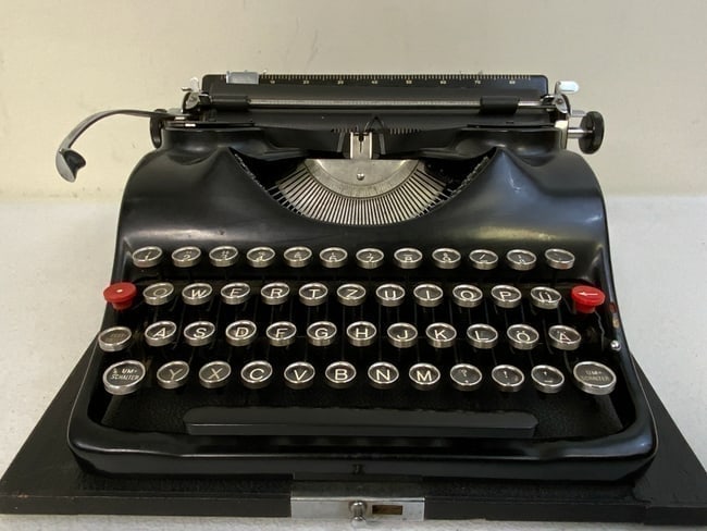 WWII GERMAN 1941 SS GROMA MODEL N TYPEWRITER WITH SS RUNES KEY: WWII GERMAN 1941 SS GROMA MODEL N TYPEWRITER WITH SS RUNES KEY. IN EXCELLENT WORKING CONDITION .
