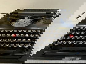 WWII GERMAN 1941 SS GROMA MODEL N TYPEWRITER WITH SS RUNES KEY: WWII GERMAN 1941 SS GROMA MODEL N TYPEWRITER WITH SS RUNES KEY. IN EXCELLENT WORKING CONDITION .