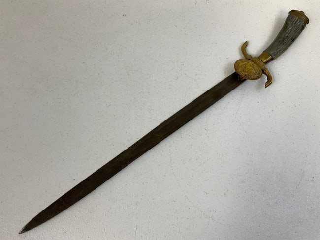 ANTIQUE GERMAN HUNTING DAGGER SHORT SWORD HIRSCHFANGER: ANTIQUE GERMAN HUNTING DAGGER SHORT SWORD HIRSCHFANGER . CIRCA LATE 19TH. CENTURY. NICE EXAMPLE. 23" LONG WITH 17" LONG BLADE.