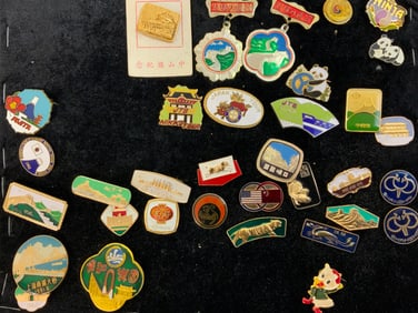 CHINA PEOPLES REPUBLIC LOT OF PINS  AND BADGES
