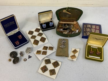 UNITED KINGDOM GREAT BRITAIN LOT OF MILITARY INSIGNIA BADGES AND REGIMENTAL CUFFLINKS