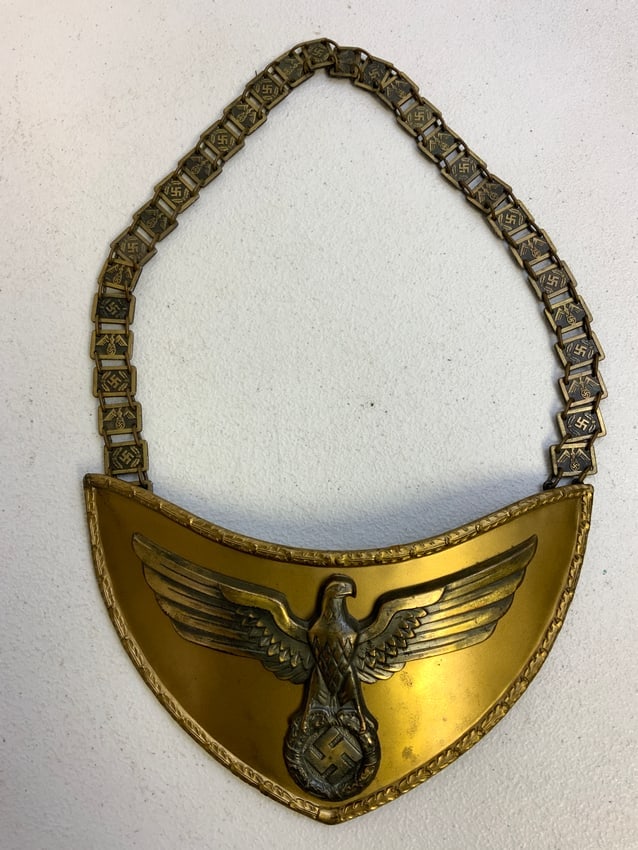 GERMANY THIRD REICH NSDAP STANDART BEARERS GORGET: GERMANY THIRD REICH NSDAP STANDART BEARERS GORGET. GREAT CONDITION. COMPLETE WITH DECORATED NECK CHAIN. RZM MARKINGS ON GORGET AND CHAIN. GREEN WOOL BACKING.